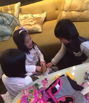 林志颖晒Kimi与钟丽缇女儿玩耍照 尽显萌态_4