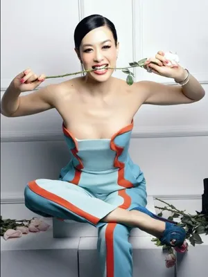 钟丽缇花漾色彩写真 笑容灿烂光彩照人第1张