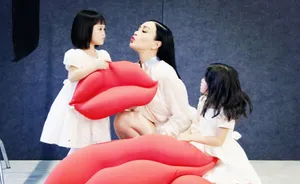 钟丽缇携女儿拍时尚COSMO杂志写真