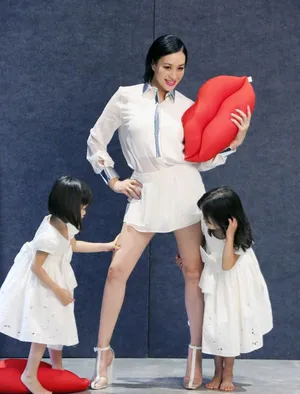 钟丽缇携女儿拍时尚COSMO杂志写真_2