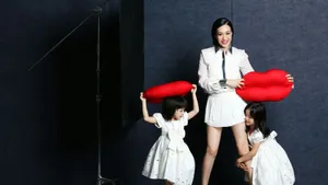 钟丽缇携女儿拍时尚COSMO杂志写真_4