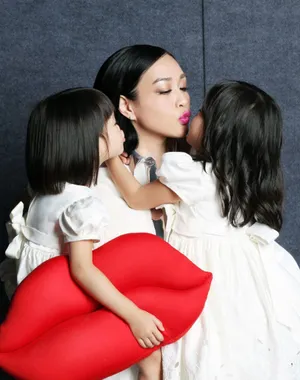 钟丽缇携女儿拍时尚COSMO杂志写真_5