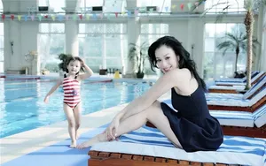 钟丽缇携女儿泳池写真 撩拨长发性感女人味_3