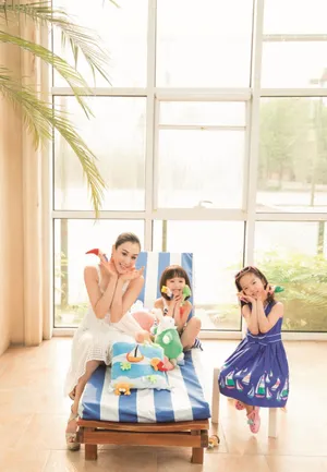 钟丽缇亲子写真曝光 母女三人玩转童年_2
