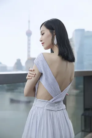 文咏珊露背礼服长裙性感写真