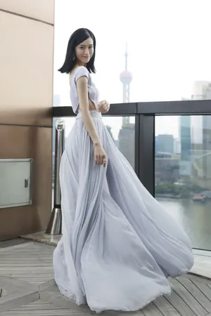 文咏珊露背礼服长裙性感写真