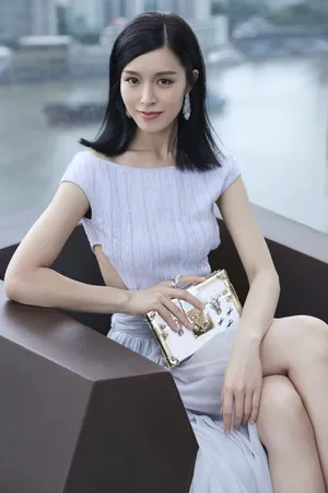 文咏珊露背礼服长裙性感写真_5