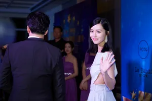 文咏珊露背礼服长裙性感写真_7