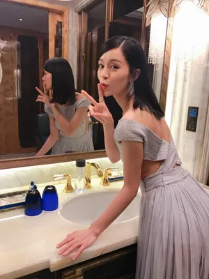 文咏珊露背礼服长裙性感写真_11