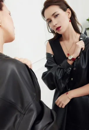 卢靖姗性感皮衣妩媚迷人写真_4