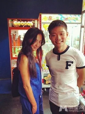 张柏芝新加坡与肌肉男猛合影 男方大赞其女神_4