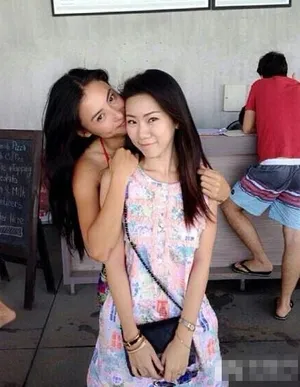 张柏芝新加坡与肌肉男猛合影 男方大赞其女神_6