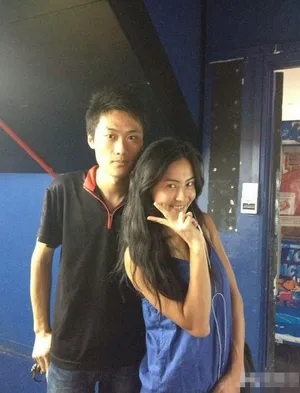 张柏芝新加坡与肌肉男猛合影 男方大赞其女神_9