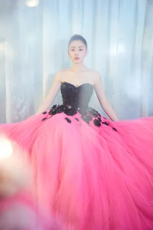 张天爱抹胸露背性感礼服写真图片_1