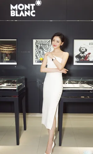 完美女神张天爱裸肩白裙气质优雅图片_2