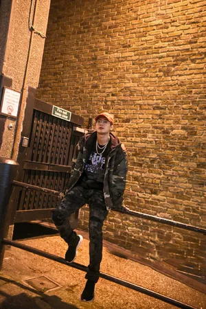 王嘉尔伦敦个性街拍写真帅气图片_5