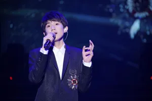 王源空降王祖蓝深圳演唱会现场演唱图片_3