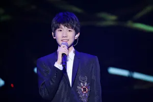 王源空降王祖蓝深圳演唱会现场演唱图片_4