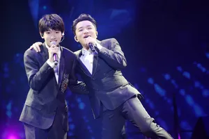 王源空降王祖蓝深圳演唱会现场演唱图片_5