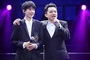 王源空降王祖蓝深圳演唱会现场演唱图片_7