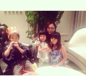 曹格儿子joe生日会 黄磊张歆艺现身献祝福图片_2