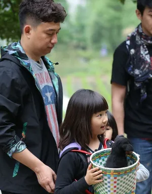 爸爸2第二集精彩花絮千呼万唤始出来曹格女儿grace可爱至极_15