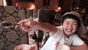 曹格儿女卖萌出镜图片 尽情耍宝欢乐多