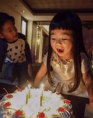 Grace姐姐4岁生日 曹格为女温馨庆生图片