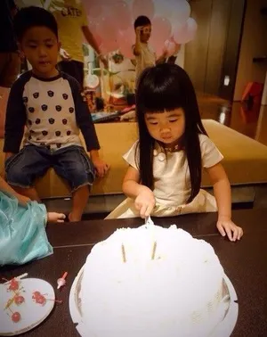 Grace姐姐4岁生日 曹格为女温馨庆生图片_2