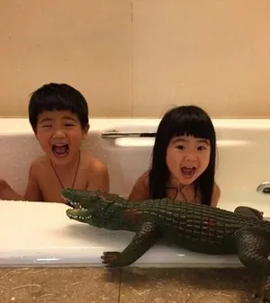 曹格儿女生活照曝光 呆萌可爱引网友围观_3