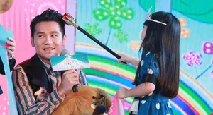 曹格携子女现身捞金图片 grace姐姐被玩偶吓哭