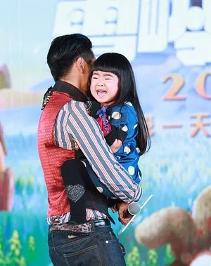 曹格携子女现身捞金图片 grace姐姐被玩偶吓哭