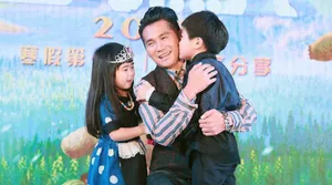 曹格携子女现身捞金图片 grace姐姐被玩偶吓哭_2