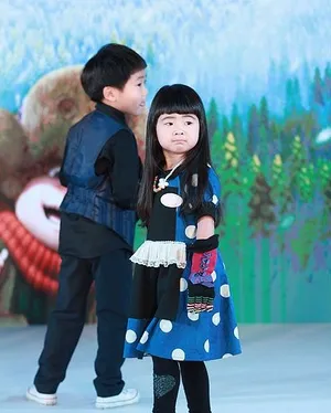 曹格携子女现身捞金图片 grace姐姐被玩偶吓哭_3