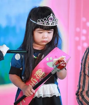 曹格携子女现身捞金图片 grace姐姐被玩偶吓哭_4