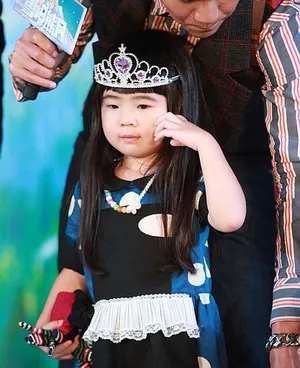 曹格携子女现身捞金图片 grace姐姐被玩偶吓哭_9