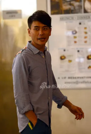 黄宗泽读剧本耍帅 杨爱瑾散发成熟女人味_2