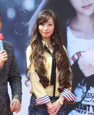 张俪低胸裙大秀豪乳 钟汉良痴恋其体香_8