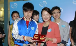 古巨基荣升老板甜蜜亲吻妻子 英皇高层现身送祝福