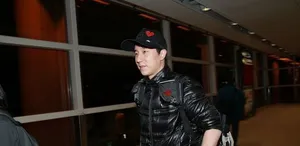 房祖名情人节独自返港 现身机场被拍_4