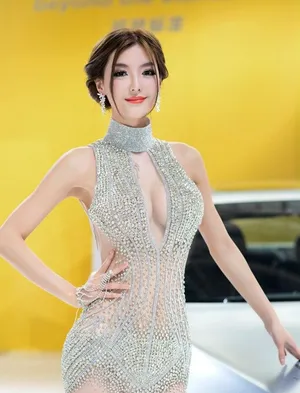 房祖名绯闻女友李颖芝深V小短裙抛胸抢镜图片_3