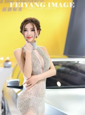 房祖名绯闻女友李颖芝深V小短裙抛胸抢镜图片_4