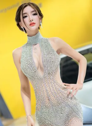 房祖名绯闻女友李颖芝深V小短裙抛胸抢镜图片_5