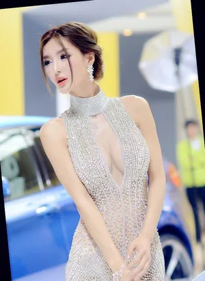 房祖名绯闻女友李颖芝深V小短裙抛胸抢镜图片_6