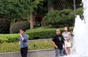房祖名携神秘美女同游上海外滩 排场大_3