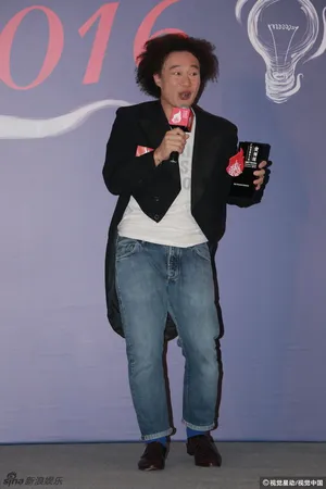 陈奕迅图片：燕尾服搭配白T牛仔裤_2