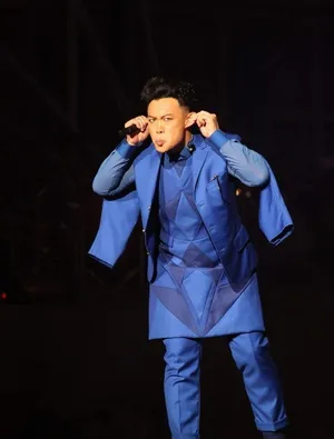陈奕迅LIFE演唱会 章子怡素颜捧场送飞吻_8