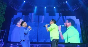 两代歌神同台献唱 陈奕迅见张学友一秒变歌迷_2