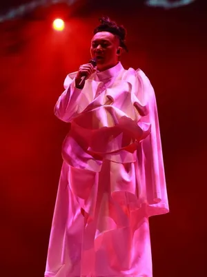 NS允智现身陈奕迅演唱会 搔首弄姿卖弄性感_9