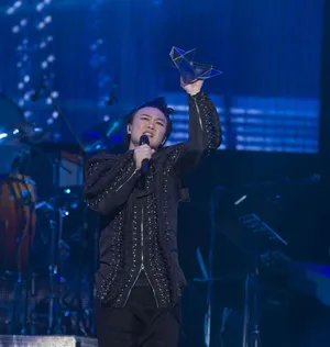 陈奕迅新舞台买亿万保险 长沙惊悚老年妆开唱_3